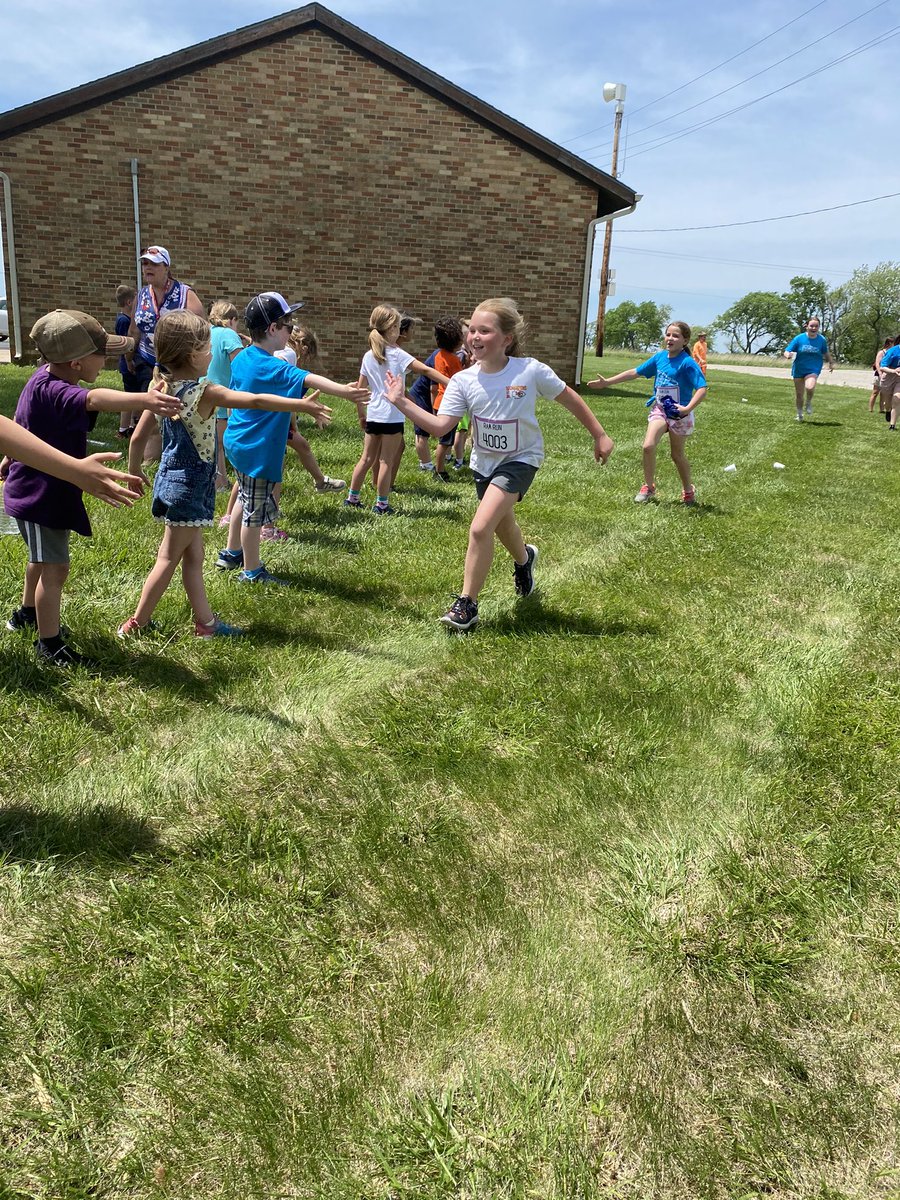 EmilyList7's tweet photo. We had fun at the Ram Run yesterday! We even had some friends place in the fun run! @USD449 https://t.co/SOgEhHbFug