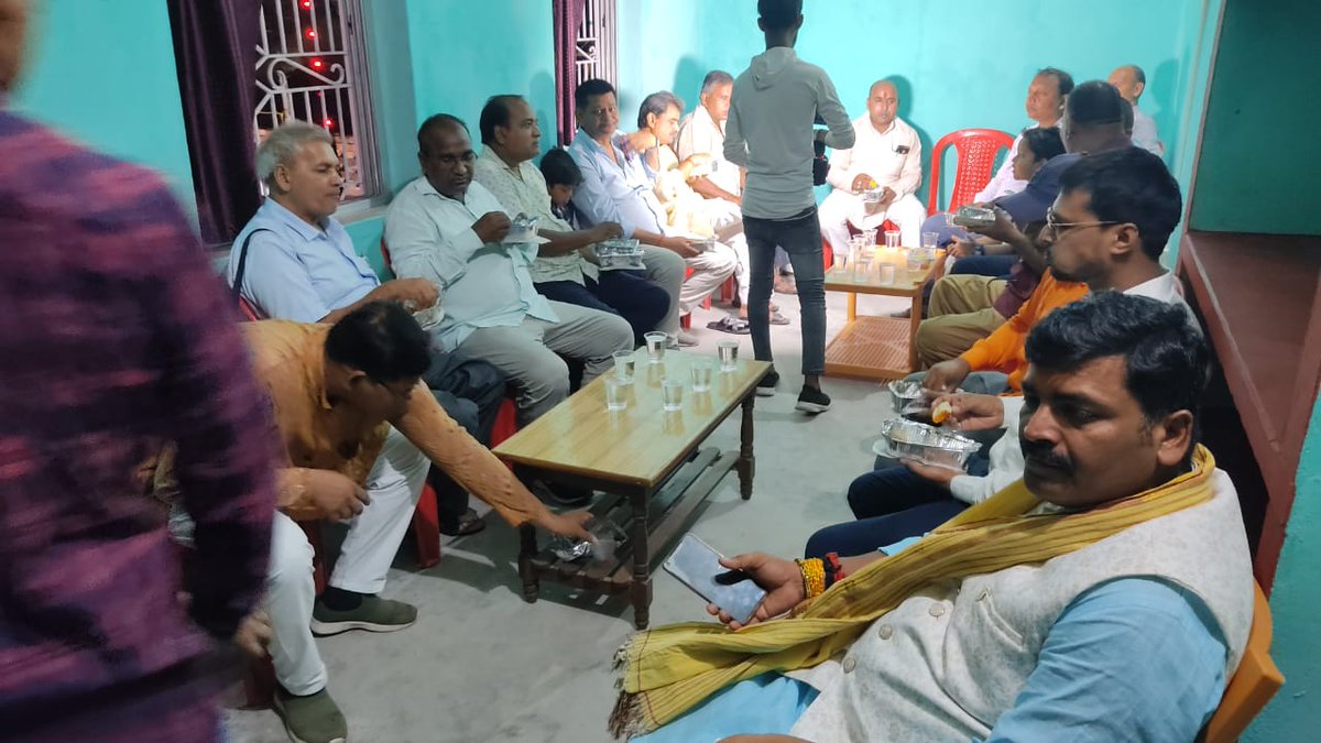 Sujeetkumarjdu's tweet image. आज लखीसराय विधानसभा के महिसौरा निवासी मित्र #sujeetkumar और छोटे भाई Raushan Kumar जी के शुभ तिलकोत्सव में शामिल होकर दोनों मित्रों को बधाई और अनंत शुभकामनाएं दिया 🎉🎉🎉👍।।