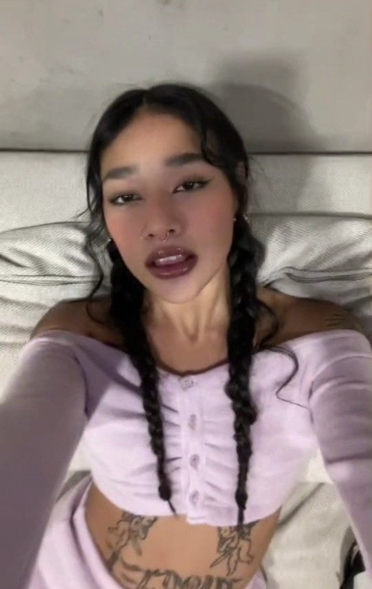 ⠀
⠀ [ 𝖺𝖼𝖼𝗂𝖽𝖾𝗇𝗍𝖺𝗅𝗅𝗒  𝗌𝖾𝗇𝖽𝗌  𝖺  𝗌𝖾𝗅𝖿𝗂𝖾  𝗍𝗈  𝗍𝗁𝖾  𝗋𝖾𝖺𝖽𝖾𝗋 ]
⠀