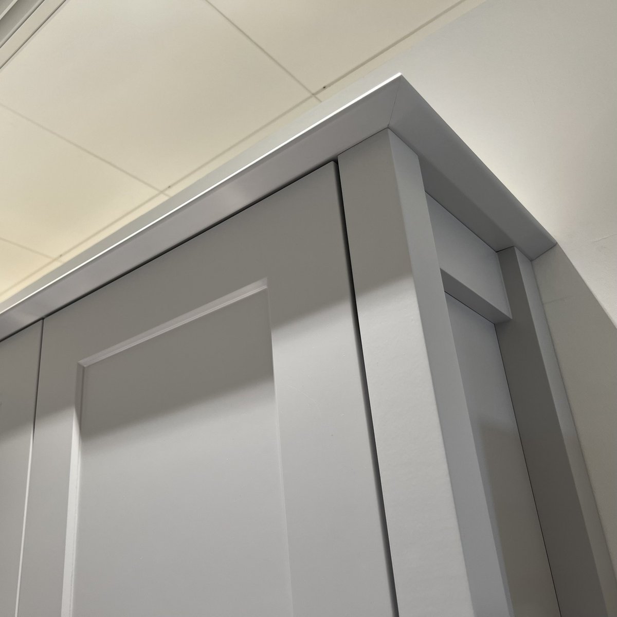 Honestly, how can you fit the cornice back to front and upside down and misaligned? If I had the #ChuckleBrothers in doing the job it would be better than #johnlewiskitchens managed <a href="/JohnLewisRetail/">John Lewis & Partners</a> <a href="/johnlewishelp/">John Lewis & Partners Customer Service</a> Spot how they screwed up?