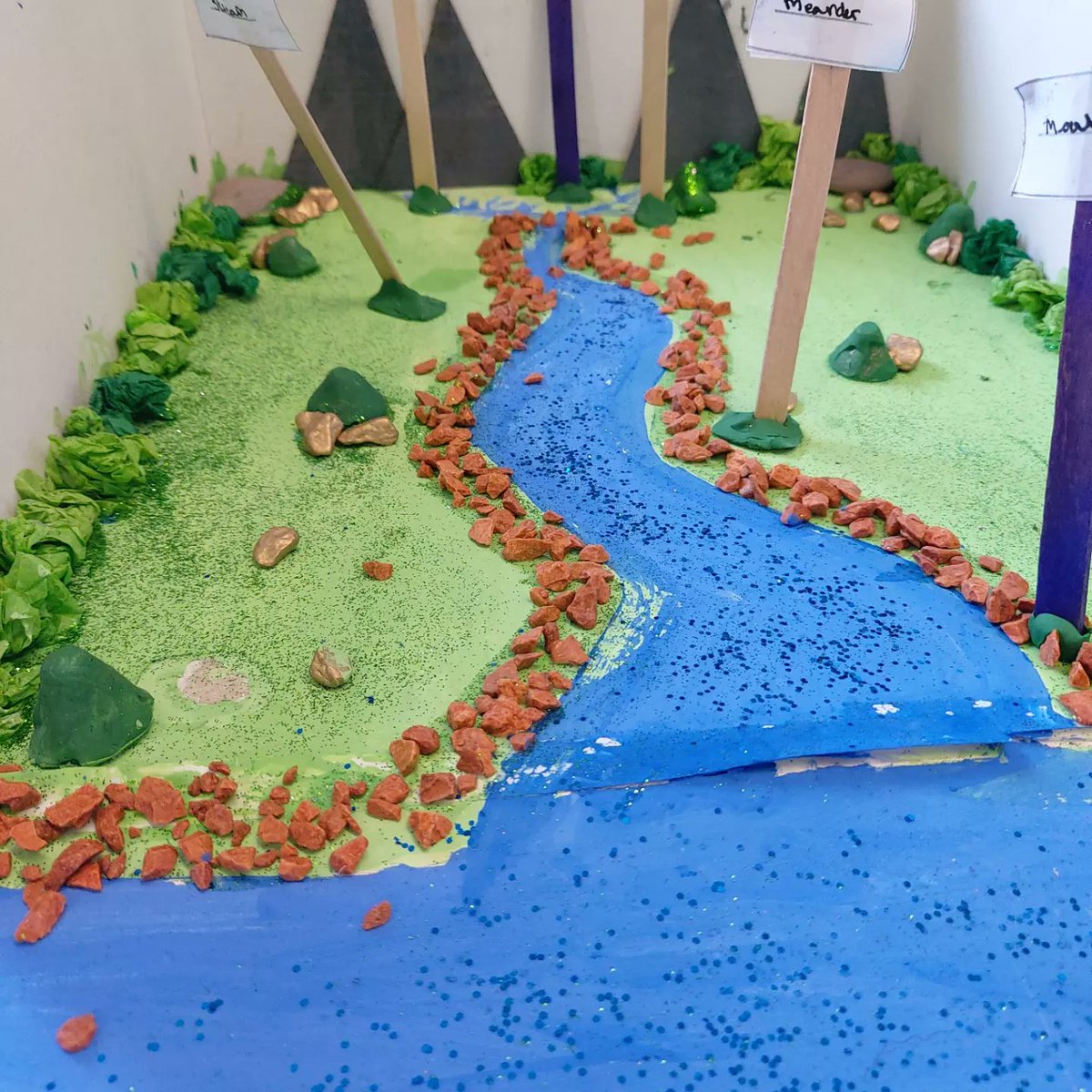 LutonOakwood's tweet photo. Model making in geography in Year 5! Who knows the different parts of a river? 🏞 #geography #rivers #lutonschools https://t.co/9tkG2qcL9X