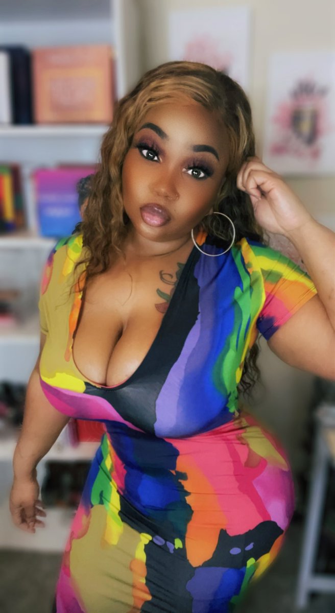 Traycielicious's tweet photo. I posted pics on snap & someone asked me if I could make my elbows touch… I AM SHOOKETH‼️ because no.. no I cannot 😂 #bigbreastproblems #melaninpoppin #BlackWomenAreBeautiful https://t.co/nlKHhehAGl