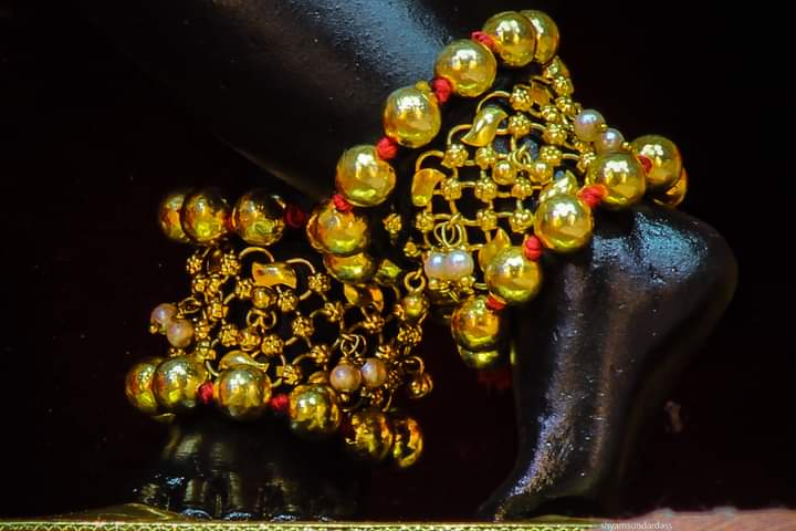 atulkrishnaak's tweet photo. Radha Raman  🌹
Rose Bangla - गुलाब बंगला  Darshans  #AK Watch 👇
https://t.co/P0FtXYaQeS... https://t.co/pmfLEeTuCa