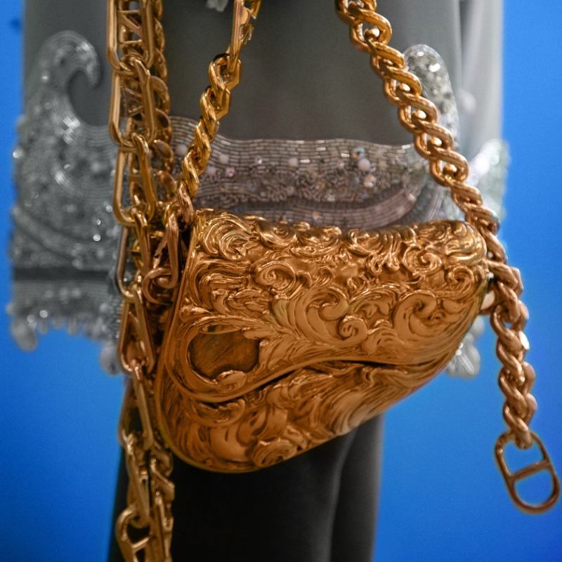 Dior on X: "Have a closer look at one of the special reinvented Dior Saddle  bags of the #DiorSpring23 capsule collection. The intricate gold engravings  and chunky chain with the signature 'CD'