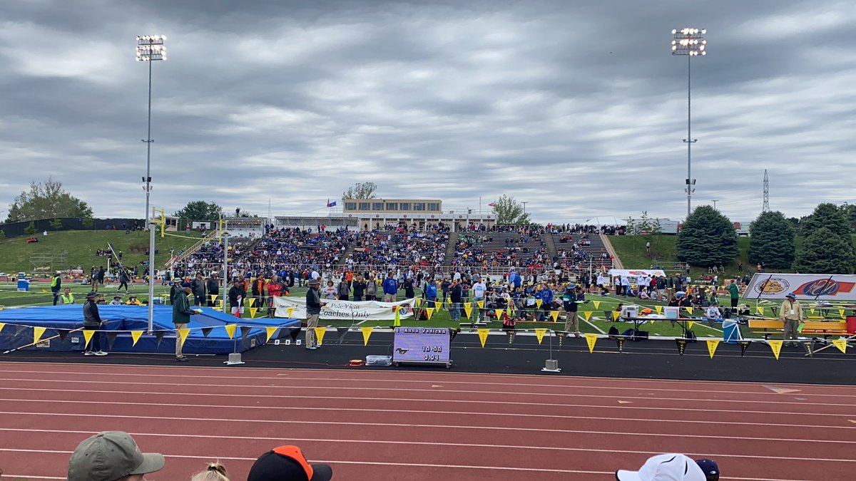 #emwolves Jozie Kanode is in medaling position in the POLE VAULT.