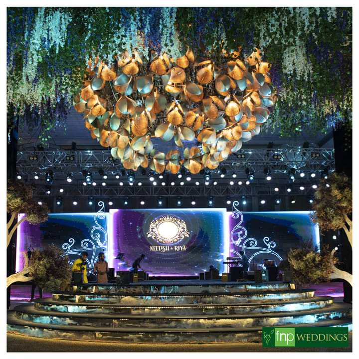 FNP_Weddings's tweet photo. With the cascading greens and wild blooms, twinkling corners, and trees of baby breath immersed with magical elements completed the Enchanted Garden.
#fnpweddingsandevents #fnpweddings #indian #colurs #instawedding #kolkata #kolkatawedding #weddingdecor #weddingdesign #covid_19 https://t.co/tlI2lnF730