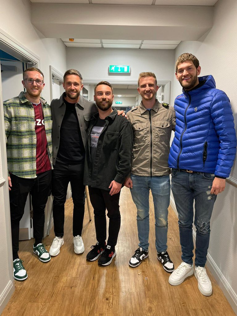 badge_is_in's tweet photo. While not as common as arm #badgein, the collarbone #badgein needs respect.

The location of the badge opens up a whole new world of #badgein possibilities.

No longer do lads need to be stood at the end of photos, they can mix in with the badge-less.

We love to see it.

9.1/10. https://t.co/X8xYSlvmUU