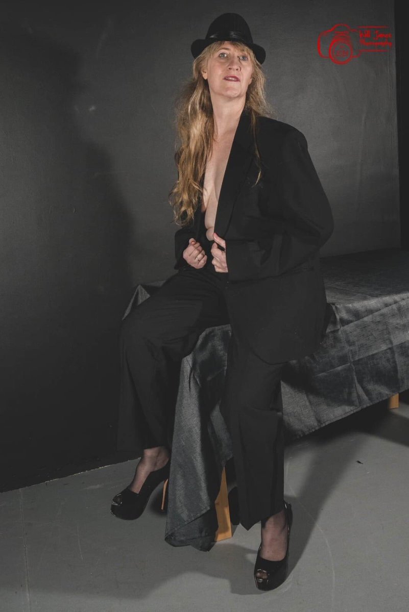 lanie_model's tweet photo. Rather like wearing a dinner suit for a change and love the hat 🎩 #laniemodel #warwickshiremodel #westsmidlandsmodel #ladyinasuit https://t.co/ssYA5SIShx