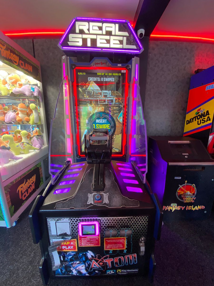 kerr9000_blog's tweet image. Real Steel fight using a giant robot hand , didn't get to play this as it was rewired to need some kind of members card #realsteel #robotboxing #arcade #arcadegame #videogames
