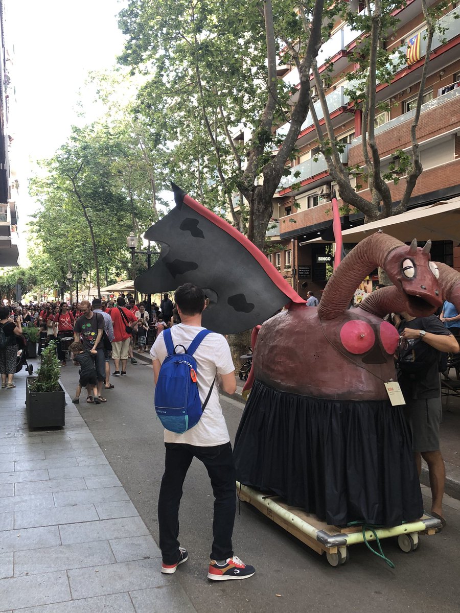 Ja és en marxa la Cercavila de les Escoles de Festes de Maig del Poblenou, viscs les Festes de Maig!!!! #poblenou #festesdemaig #festesdemaig2022 #cercaviladelesescoles #colladeldrac #colladeldracdelpoblenou