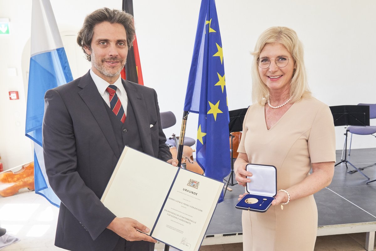 BayStMAS's tweet photo. Sozialministerin @ulischarf verleiht die Bayerische Staatsmedaille für soziale Verdienste an engagierte und ehrenamtlich aktive Persönlichkeiten, u.a. an die Landtagspräsidentin a.D. Barbara Stamm, Ludwig Prinz von Bayern, Sabine Sauer und Dagmar Wöhrl. https://t.co/j1drAMlwNg