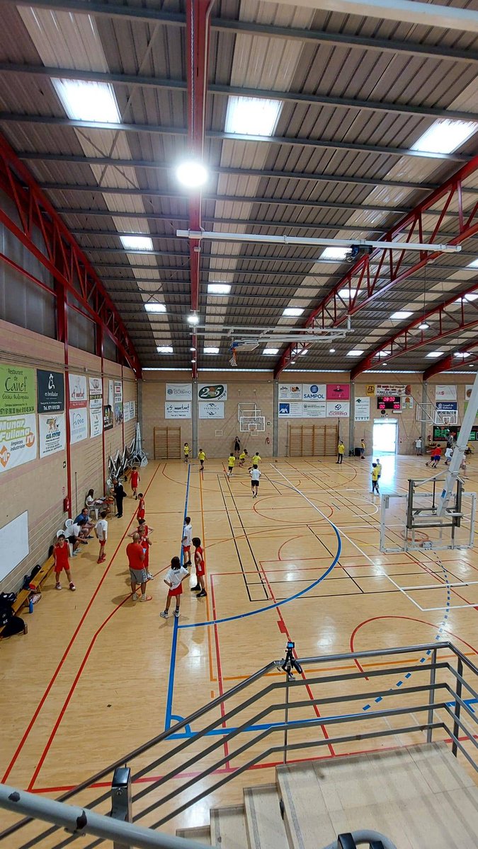 Front1989EBC's tweet photo. Presents al pavelló #to_rent.
Al partit dels #MiniNegre 🆚 @agora_portals
#FRONT1989
#123Esporles #negreigroc #verdhistoric #nohaymasconos https://t.co/PPF9yQrcD7