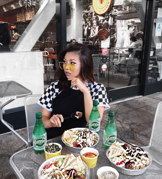 HalalGuys's tweet photo. Sun's out and that means it's time to enjoy The Halal Guys outside! 🌞
📸: @boyuba
#Sunny #Sunnyday #OutdoorDining #EatingOut #DineOut #LunchSpread #LetsEat #Aesthetic #MealPlans #EatingOutside #FoodandFashion https://t.co/DqKNd0whOD