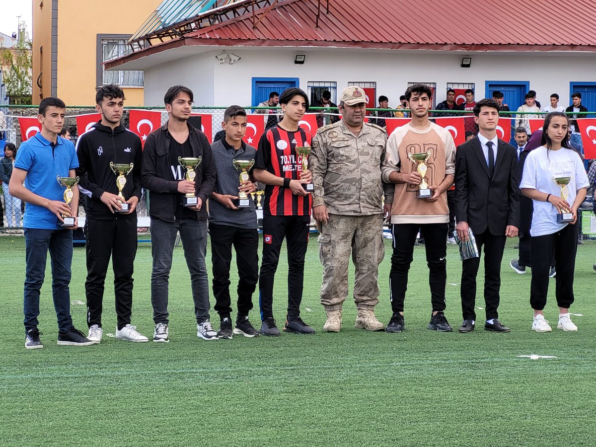 cesimbayramort's tweet photo. İlçemizde yapılan futbol turnuvasında okulumuz yıldız erkeklerde 2'nci olmuştur. Öğrencilerimizi ve emeği geçen öğretmenlerimizi tebrik ederiz. @hasan_kokrek @burhankurt04 @erol_isen @gzmgam9542 https://t.co/9SnbOX332B