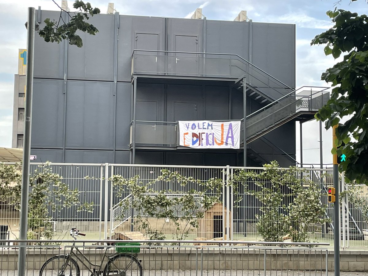 La gent que no coneix la comunitat educativa del <a href="/AF30Passos/">AF InstitutEscolaEls30passos</a> no sap de la implicació dels pares i mares en el projecte,participen en l'educació...han construït un entorn més amable malgrat el que els envolta. Es mereixen el suport de tot el veïnat per a aconsseguir.
#EdificiNouJa