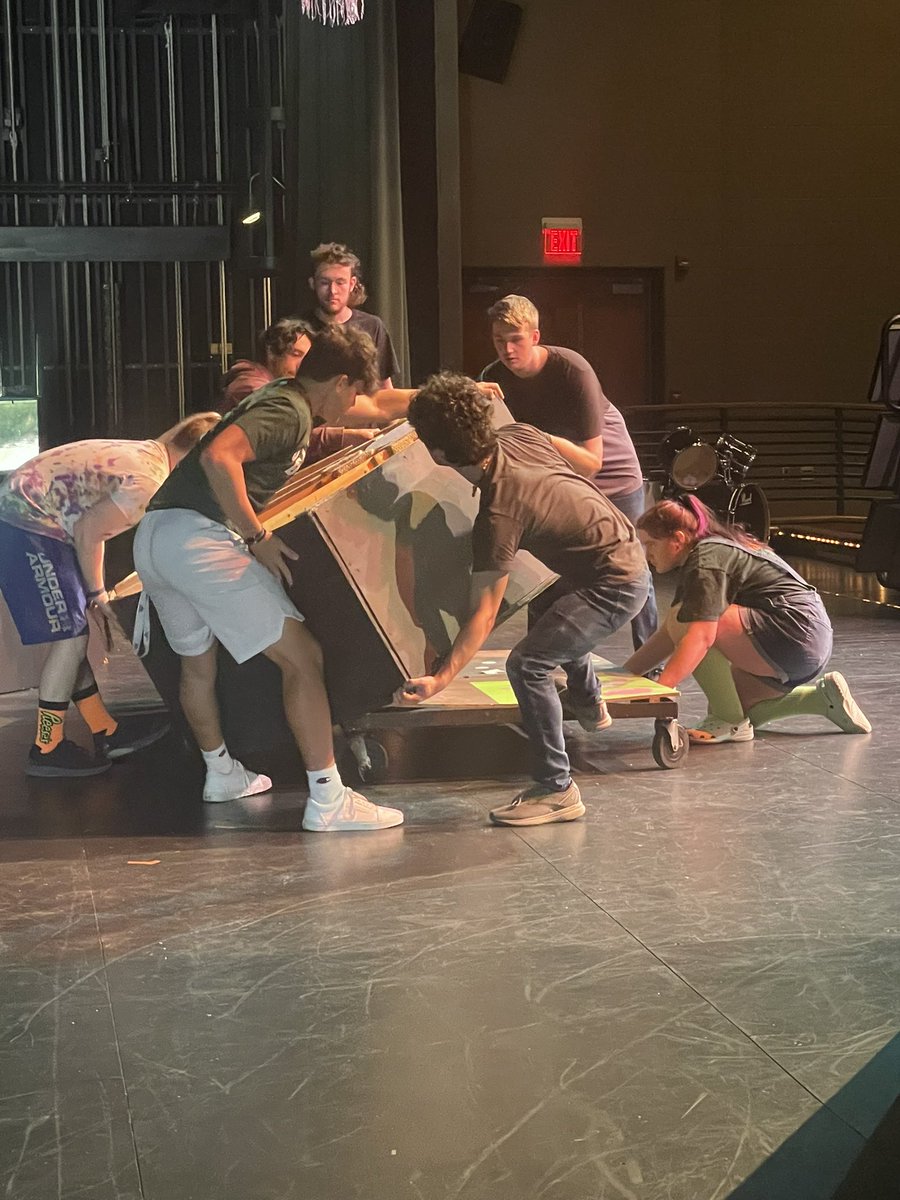 MissKogerm's tweet photo. Fantastic students working hard on Service Day!!  Thank you, Awesome Eagles!! #EagleNationPRIDE #OlivetHS_Eagles https://t.co/7g9xDGNvEl