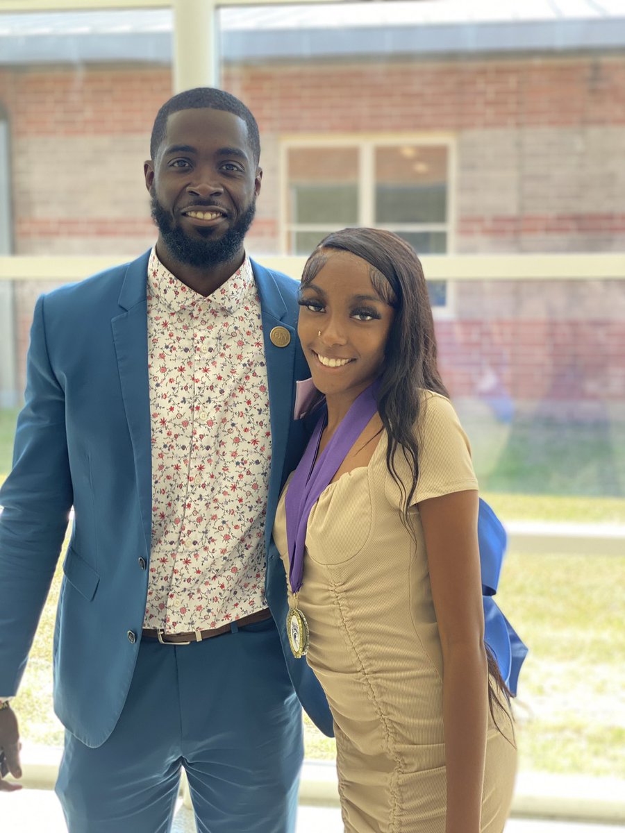 DrBrandonRoss's tweet photo. Congratulations @RidgeView_2022 💜 https://t.co/aXUj8hNUh4
