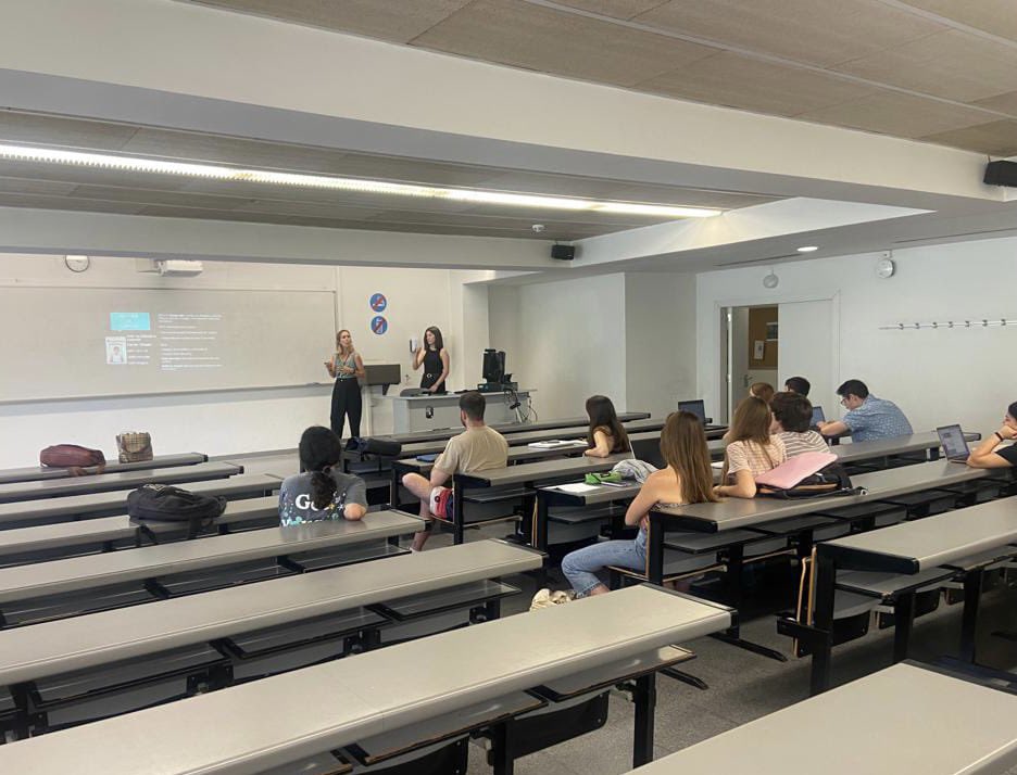 lauraatermens's tweet photo. Presentant amb la @mrbl_ (@fundsalcom el Projecte #CERCLESCAT (Cercles de #Suport i #Responsabilitat) als futurs criminòlegs de la Facultat de Dret de la @UniBarcelona i aportant la meva experiència com a voluntària del projecte des del 2015. #Acompanyament #Reinserció #Social https://t.co/2VhITGZJqx