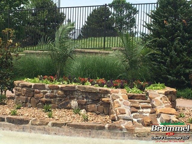🌺🌸🌺 Our detail team is at it again, bringing these beds and pots back to life with summer color. 🌺🌸🌺
#brummellawnandlandscape #summercolor #annuals