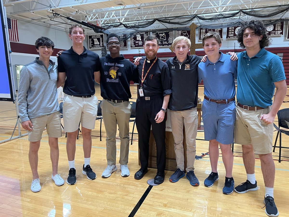 DeSmetJesuitHS's tweet photo. “God of wisdom, we thank you for all the gifts you have given us throughout this school year.” #gratitude #lifeatdesmetjesuit https://t.co/wlAd5sG4Kv