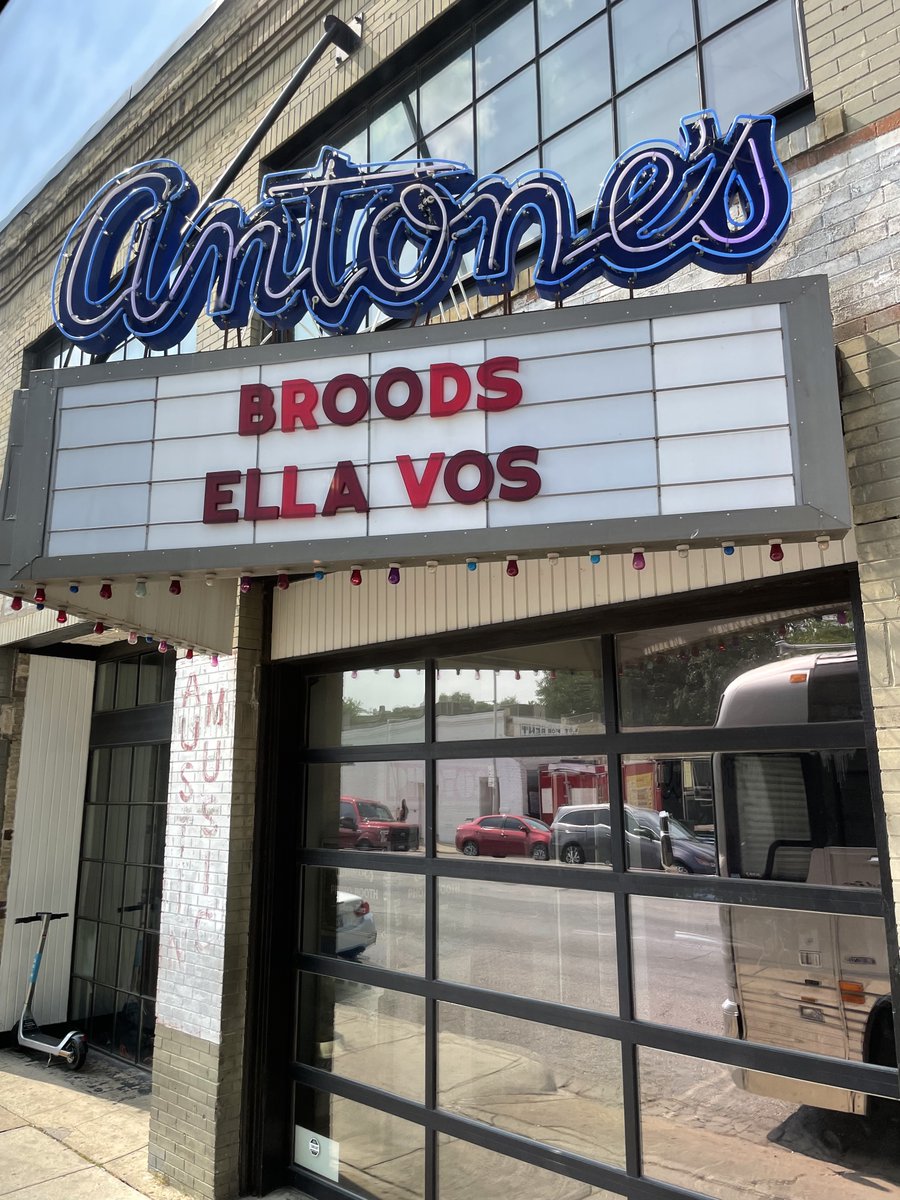 broodsmusic's tweet photo. Space Island US Tour starts tonight in Austin!! Can’t wait to see all your beautiful faces

For everyone who can’t make it, tonight’s show will be STREAMED at https://t.co/jy5TbaQX0O starting at 10:30pm ET https://t.co/UaYrmpRwOg