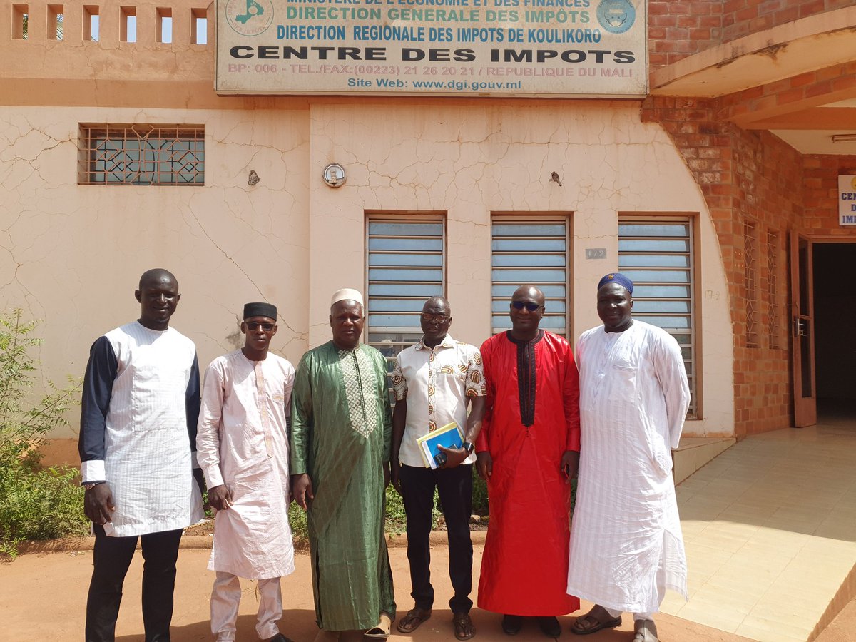 OJEP9's tweet photo. Dans le cadre des préparatifs de notre future activité de sensibilisation des jeunes entrepreneurs à payer les impôts prévue à koulikoro le mardi 31 mai, une équipe de l'OJEP avec à sa tête le Président a rencontré la direction régionale des impôts et le conseil régional. https://t.co/ZNF6pkWBw8