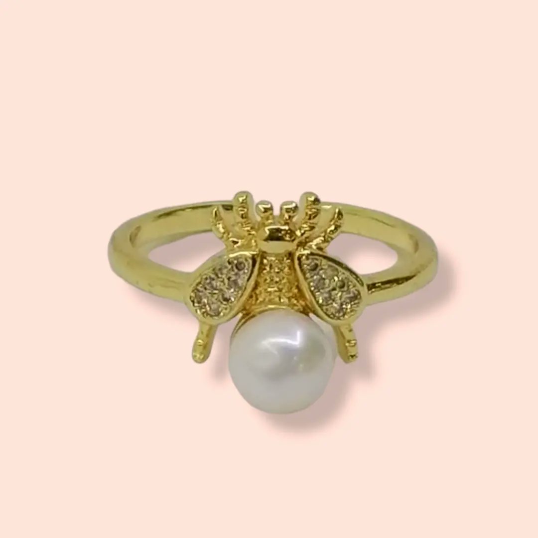 Olga_Rdz_Studio's tweet photo. Save the bees. 🐝

📬 Entregas sin costo en #Pachuca 

📍Citas en showroom disponibles por mensaje privado 
 
✈️ Envíos nacionales e internacionales 📦

#DiaMundialDeLasAbejas #Anillo #Ring #ChapaDeOro #Zirconia #Perla #HechoAMano #Handmade #HechoEnMexico #MadeInMexico https://t.co/cKEvSq78dY