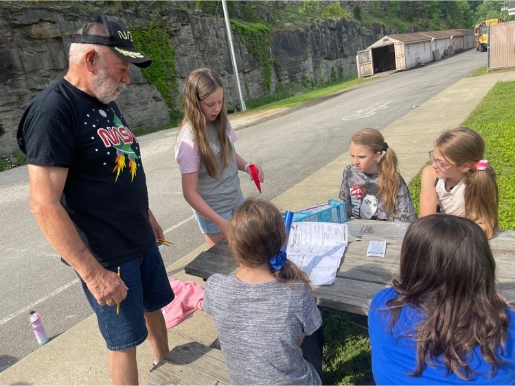 HES_Elementary's tweet photo. Today 4th grade students built rockets to set off on my Monday! Thanks to 6th grade for leading our students through the process! A huge thanks to Danny Blevins and Mike Burchett for all of the help! We love your passion for Space Science! https://t.co/rvLIH8DBBX