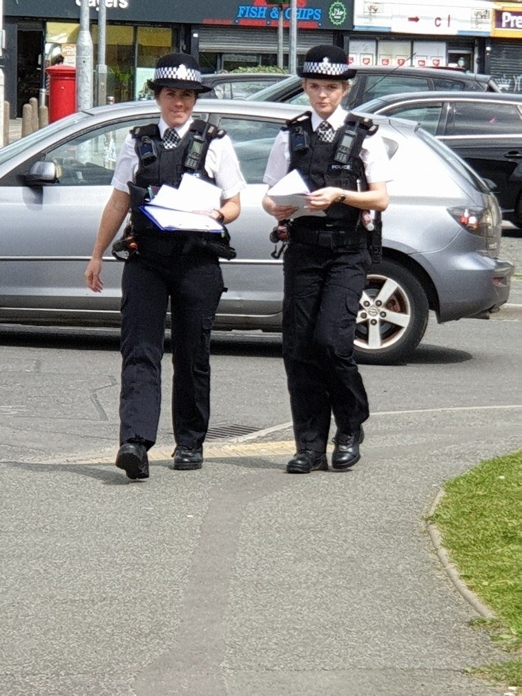 MerPolWirral's tweet photo. A great week working with partners and communities around knife crime #OpSeptre . Thank you for your support today #LeasoweDayofAction. We really enjoyed working with you all and will continue to support you in making Leasowe a safer place to live, work and visit. #TeamWallasey https://t.co/f9p9T9faob