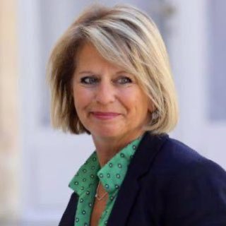 Bravo à @BrigitteBourguignon pour sa nomination comme Ministre de la Santé et de la prévention dans le gouvernement d’ <a href="/Elisabeth_Borne/">Élisabeth BORNE</a>. Une femme de conviction, d’expérience pour une belle mission essentielle au service des Français.