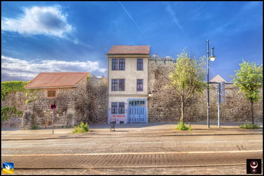 #Halle Wohnen in Halles Stadtmauer, das können die wenigsten. Blick über den Waisenhausring auf die mittelalterlichen Reste unserer Stadtmauer. Ich wünsche Euch ein schönes Wochenende. Bleibt gesund und munter!!!☮☮