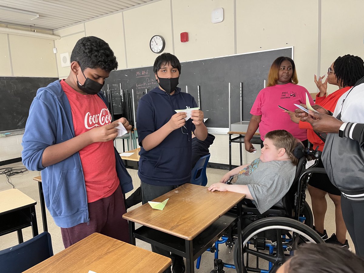 Penumarthy_'s tweet photo. Student from #origami #COY_Peel working together and teaching peers #leadership ⁦@BalmoralDrivePs⁩ ⁦@PeelSchools⁩ #asianheritagemonth https://t.co/FC67LhurNc
