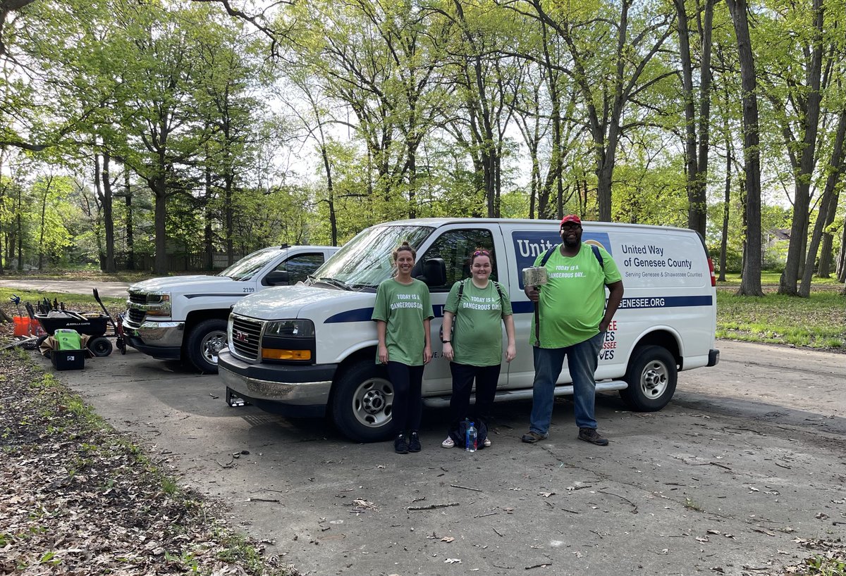 Some of our amazing @MIAmeriCorps members getting outside and participating in the Russ Mawby Signature Service Project in #WestMichigan! 
@EQ4TR
#volunteermichigan