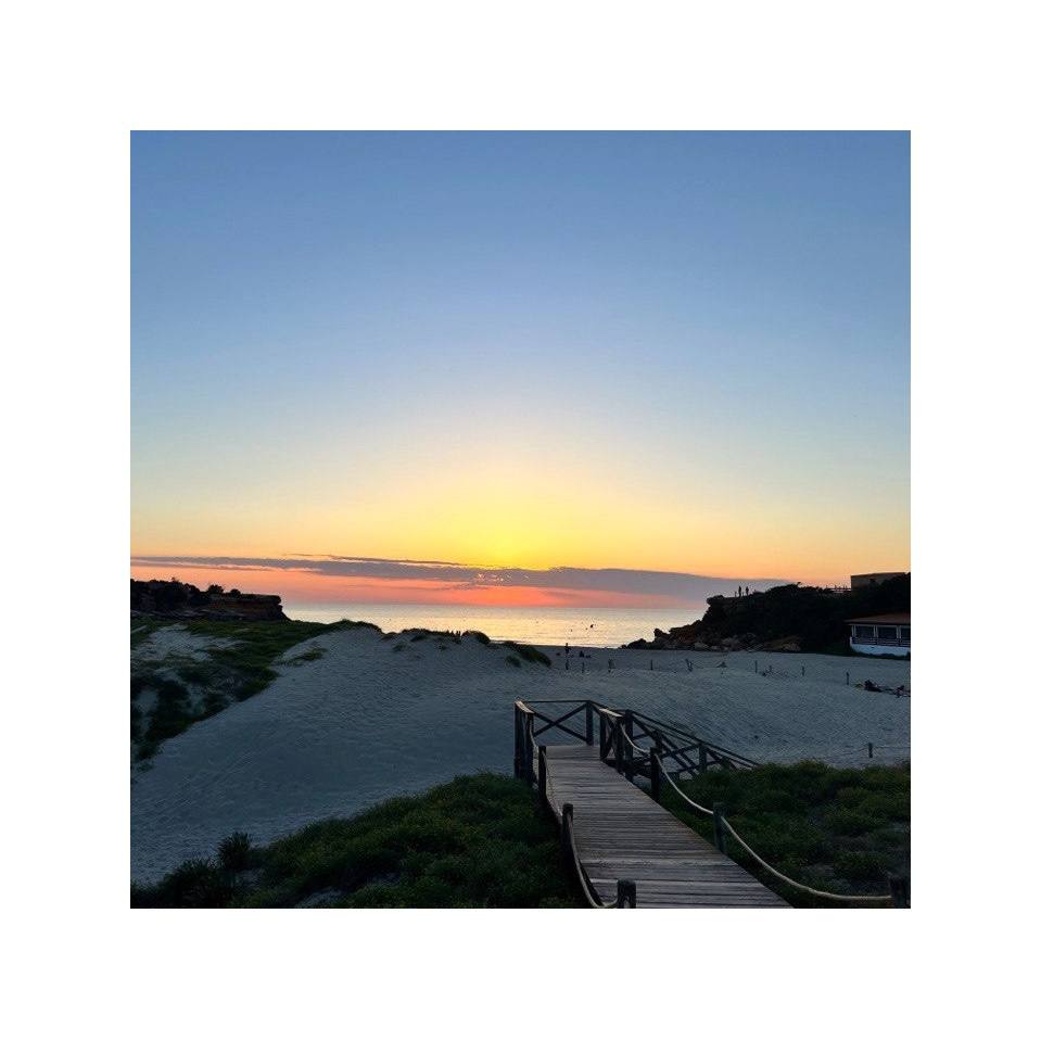 iolandapm's tweet photo. El texto de esta semana es un mini resumen del @formentera20 y cómo viví mi “momento fan”.
¿Tú eres de acercarte y hablar con gente a la que admiras o mejor verlos desde lejos? Puedes leer lo que hice yo aquí ➡️ https://t.co/lv8haLDOlk 

#newsletter #texto #escritura #momentofan https://t.co/Wi0lqD9Lz9