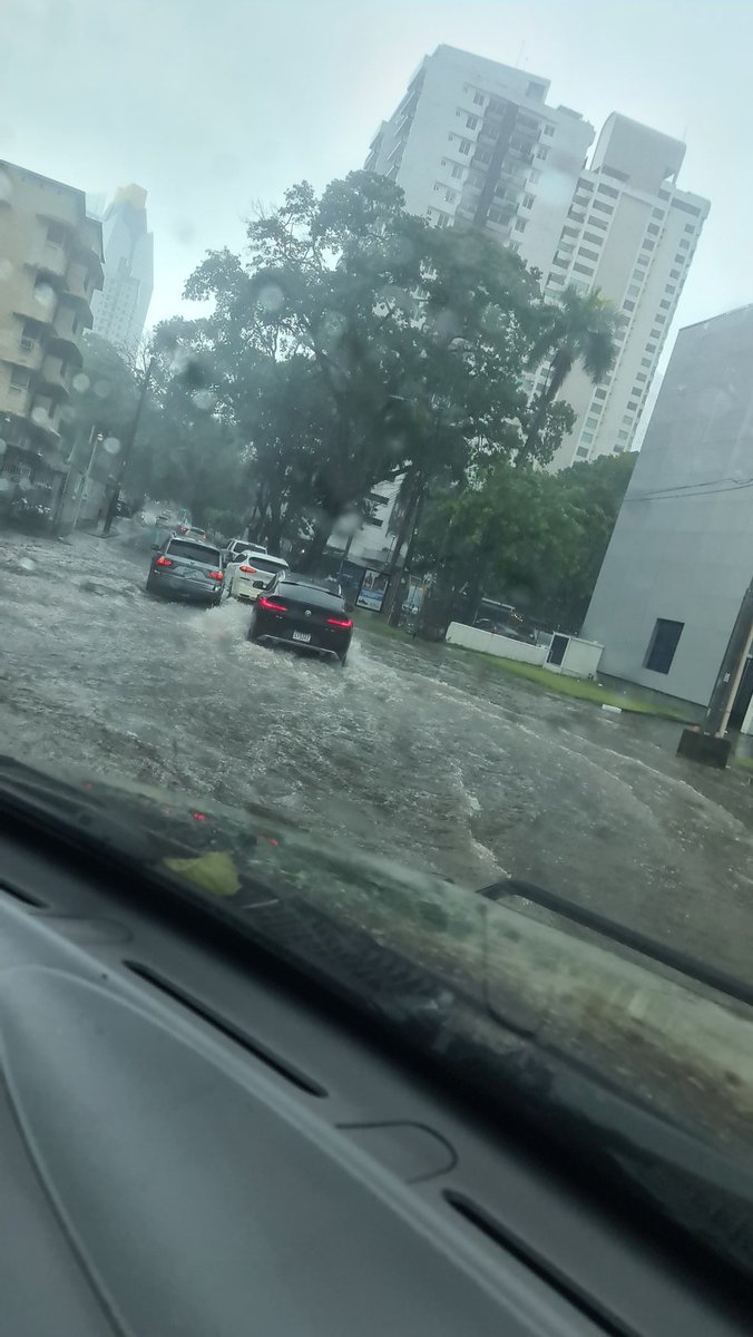 Gracias a la construcción de aceras, sin una planificación coordinada con el sistema de alcantarillados con el IDAAN, esta es la realidad c/vez que llueve por más de 15 minutos
Más de 11 años viviendo en esta área y esto no pasaba antes de su "coordinado proyecto" <a href="/BlandonJose/">José Isabel Blandón</a>