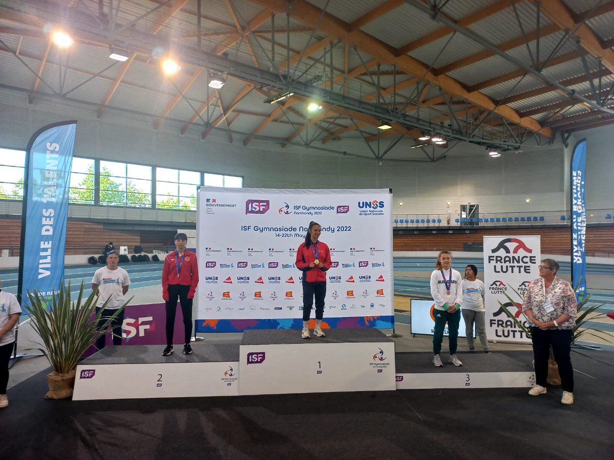 esenyurtmem's tweet photo. Fransa'da düzenlenen Uluslararası Kadın Serbest Güreş Olimpiyat Şampiyonasında Fahir İlkel OO Spor Kulübü güreşçimiz,Halil Akkanat ÇPAL öğrencimiz Remziye Karadağ 2.olmuştur.Öğrencimizi tebrik eder,emeği geçen idareci, öğretmenlerimize teşekkür ederiz. @KaragulVural @yenernecati https://t.co/IX0kyYiwaj