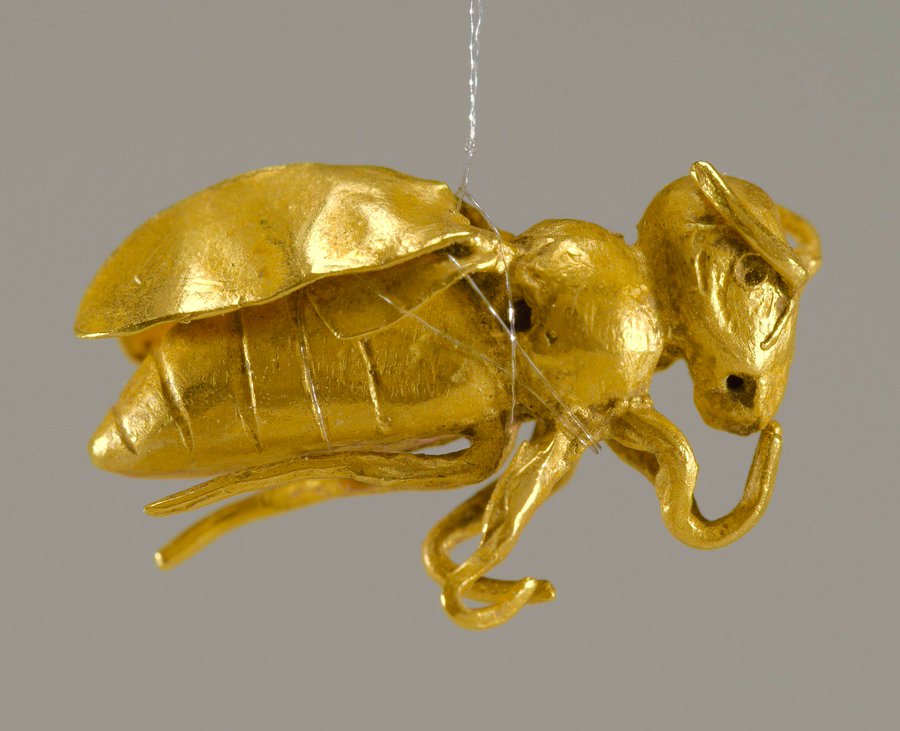 Pythika's tweet photo. A bee, wondering when humans are going to get their act together to reduce pesticides and restore biodiversity.
#WorldBeeDay #BeesAreGood πππ
1.5cm long, C3rd-2nd BC @YaleArtGallery https://t.co/Y5MxQRsiG4 https://t.co/05HbsCiA7R