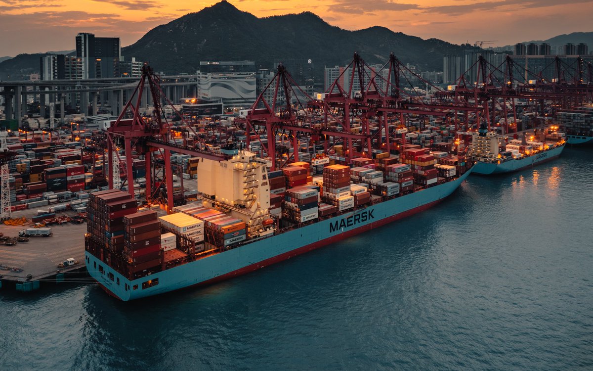 jsrpixel's tweet image. Sunset Docking

Working around the clock as @Maersk cargo ship docking at the Kwai Tsing container terminal T9.