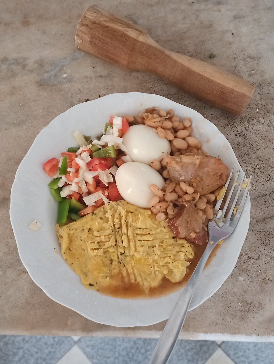 danielcesart's tweet photo. Sextou por aqui com feijoada, salada de vinagrete com acelga, ovos cozidos e purรช de banana da terra com poleguinho.
#chefdan https://t.co/r5vdvvtAjT