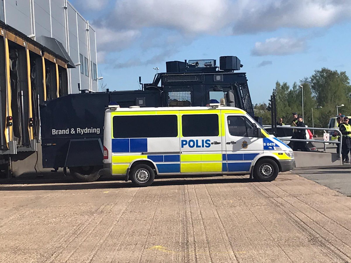 Filipheimfors's tweet photo. Kontraster. Fotboll - mikrogruppsuppgift hos @DaveSelini i Värnamo. Polis, som vanligt. Pappa på det. Allt under samma vecka. Som sagt, kontraster. https://t.co/wz0hLq5E64