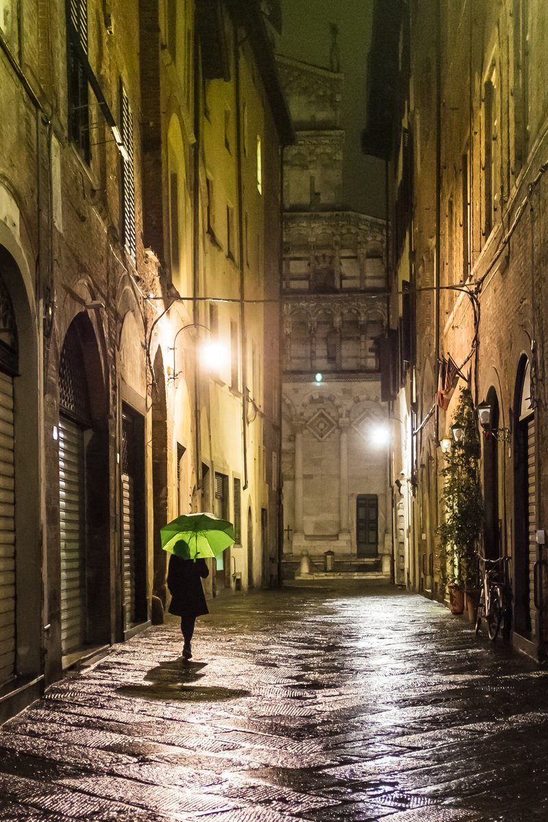 Green Umbrella in Lucca #streetphotography #fujix100s #photography #italyphotography
