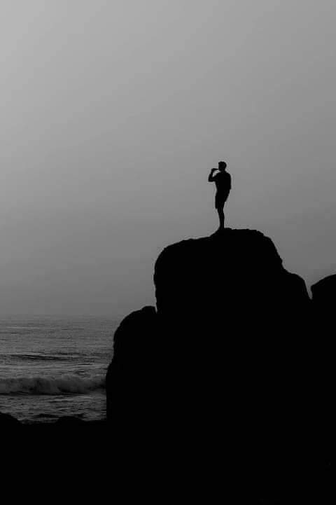 "أجدني عالقا في بعض الأحداث المتواصلة، وكل شيء حولي يقول انني جزء من هذا الحلم المستمر".