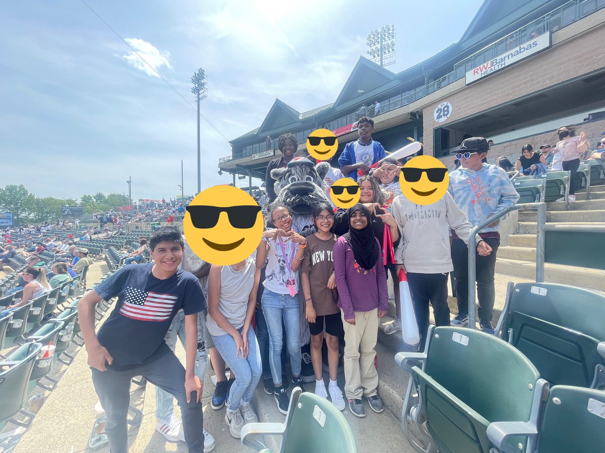 Celebrating our 8th graders &amp; catching up w/old friends &amp; future classmates at Patriots Stadium! Thanks Sparkee!
@VilleCoachFlan <a href="/SkillsShs/">LifeSkillsSHS</a> <a href="/TanyaEMcDonald/">Dr. Tanya McDonald</a>