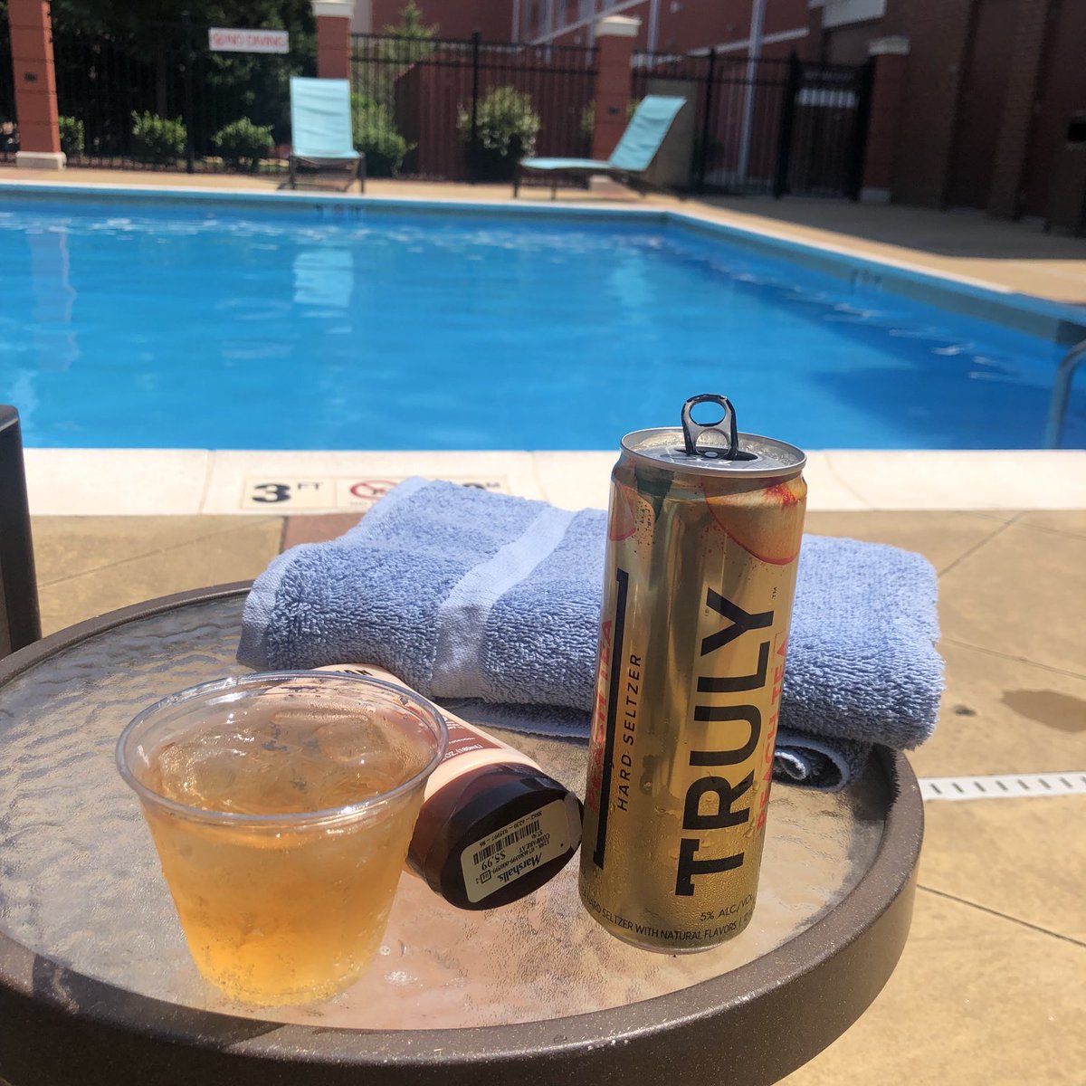 mwick22's tweet photo. This beautiful day getting even better! #trulytea #poolside #happywrap https://t.co/nnoyVp79qQ