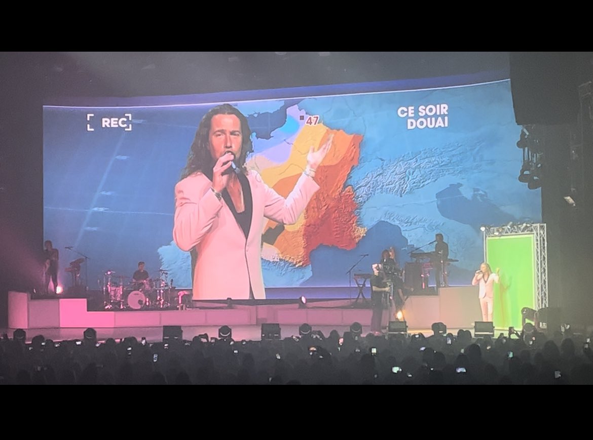 Igloote10's tweet photo. Merci @jdoreofficiel d’avoir prévu ce gala de Douai pour mes 47 ans. 47 température de ce soir… tellement chaud que le feutre a bavé! https://t.co/aSMtblEXhX