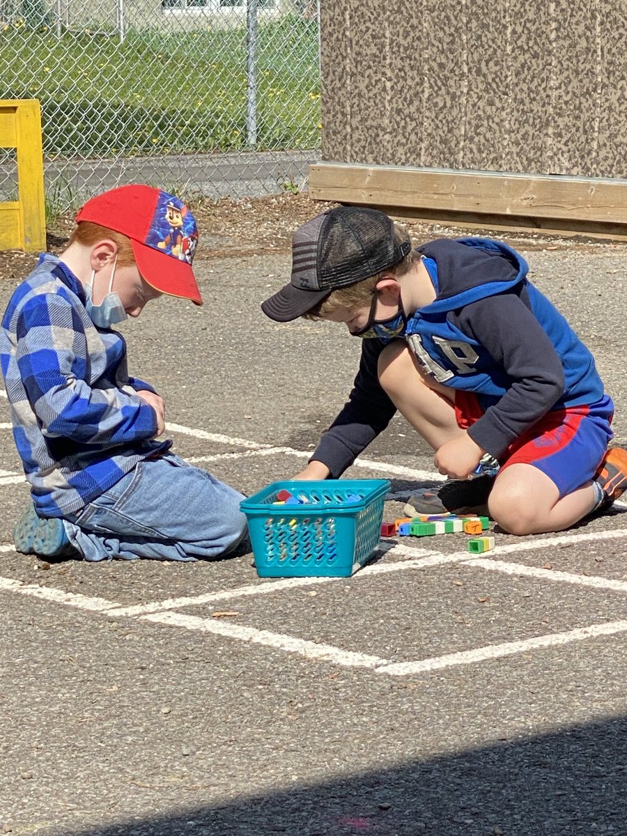 Outdoor Math:
Can you make a pattern?    Which is the longest and shortest Dandelion?