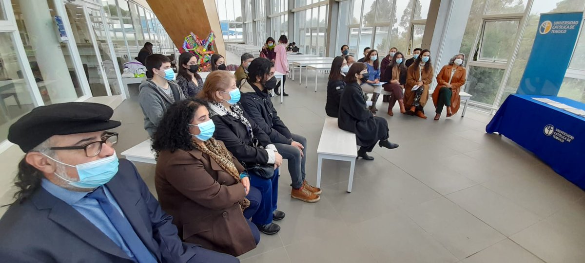 UC_Temuco's tweet photo. En el Campus #SJPII de la @UC_Temuco se realizó el cierre de la #Colaboración entre la carrera de #Diseño UCT y el Centro de Negocios #Inakeyu de @SercotecAraucan. La iniciativa buscó establecer nexos entre estudiantes y emprendedores de La #Araucanía.

#SomosAraucanía #SomosUCT https://t.co/4zJTLUW3Cx