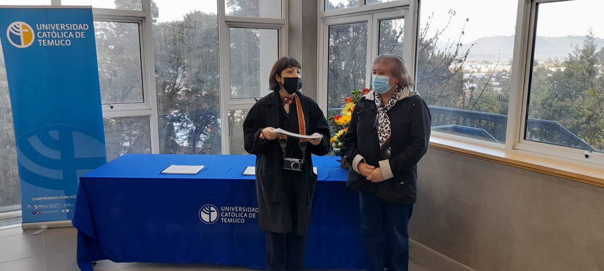 UC_Temuco's tweet photo. En el Campus #SJPII de la @UC_Temuco se realizó el cierre de la #Colaboración entre la carrera de #Diseño UCT y el Centro de Negocios #Inakeyu de @SercotecAraucan. La iniciativa buscó establecer nexos entre estudiantes y emprendedores de La #Araucanía.

#SomosAraucanía #SomosUCT https://t.co/4zJTLUW3Cx