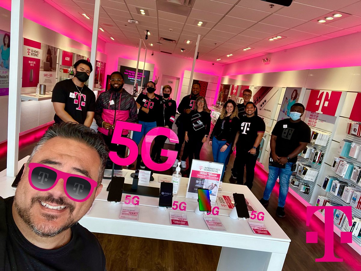 carlossolis's tweet photo. Spending some quality time with this great team @TMobile Normandy. #WestsideIsTheBestside #JaxWest #FloridaEast @ARod_013 @cjgreentx @TracyNolan_ https://t.co/ttRKdOBzIi