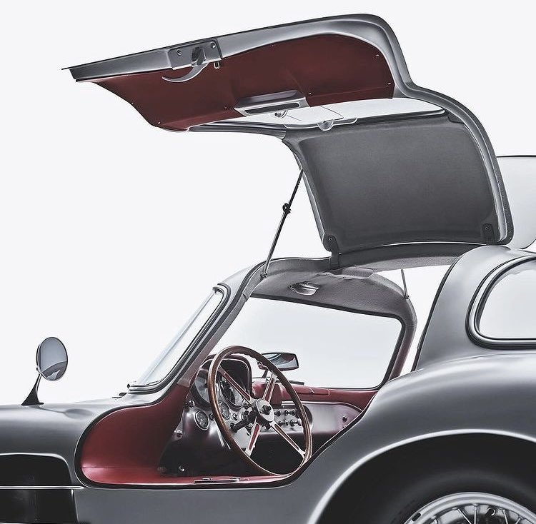 SomeMoreCarz's tweet photo. Le 5 mai dernier, une des deux seules Mercedes 300 SLR Uhlenhaut de 1955 s’est vendue pour le prix de 135 000 000€ lors d’une vente aux enchères, faisant d’elle la voiture la plus chère de l’histoire. https://t.co/vV1jGNfZza